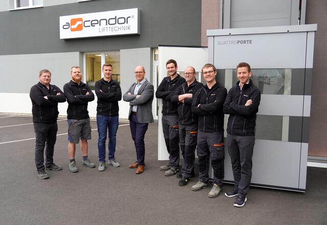 Geschäftsführer Erwin Roither (4. v. l.), Vertriebsleiter Julian Grad (rechts) mit den Ascendor-Teamleitern aus der Produktiob. | Foto: Ascendor
