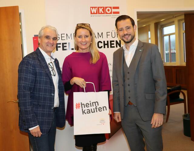 WK-Bezirksstellenleiter Klaus Kert, Eva Hoffmann, WK-Obfrau Bezirk Feldkirchen, und Landesrat Sebastian Schuschnig (von links) diskutierten gemeinsam mit Bürgermeister Martin Treffner und dem Ossiacher Vizebürgermeister Lorenz und Unternehmerinnen und Unternehmern aus der Region.   | Foto: WK FE