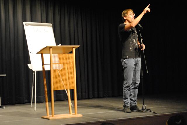 Markus Köhle führt einmal im Monat durch den Poetry Slam. | Foto: Peter Schöpf