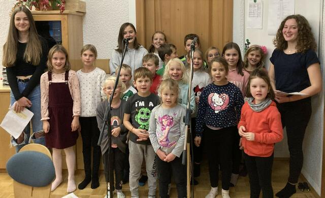 Kinderchor gibt zwei Lieder zum Besten. | Foto: MV Sulzbach