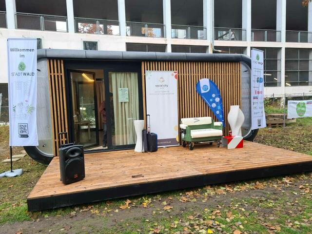 Vor Ort wartet ein mobiles Tiny House, an dem sich Interessierte austauschen und ihre Ideen für eine nachhaltige Umgestaltung des Stadtwalds einbringen können.  | Foto: Social City Wien