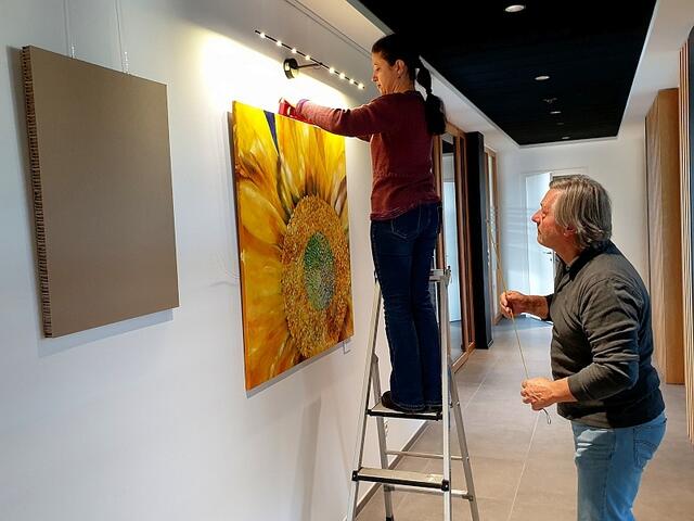 Malerin Monika Lafer und Fotograf Richard Mayr beim Hängen der Bilder.