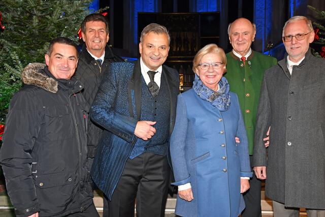 Veranstalter Wolfgang Schwarz (Ursin Haus), Bürgermeister Mag. Harald Leopold, Markus Wolfahrt, Sissi Pröll (Präsidentin von "Hilfe im eigenen Land), Landeshauptmann a.D. Dr. Erwin Pröll und Organisator Franz Buchecker | Foto: Ulli Paur