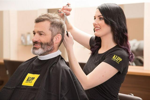 Über eine Lohnerhöhung von zehn Prozent dürfen sich die Mitarbeiterinnen und Mitarbeiter des Friseur-Unternehmens Klipp freuen. Damit wolle man "richtungsweisend" agieren. | Foto: Klipp-Friseur