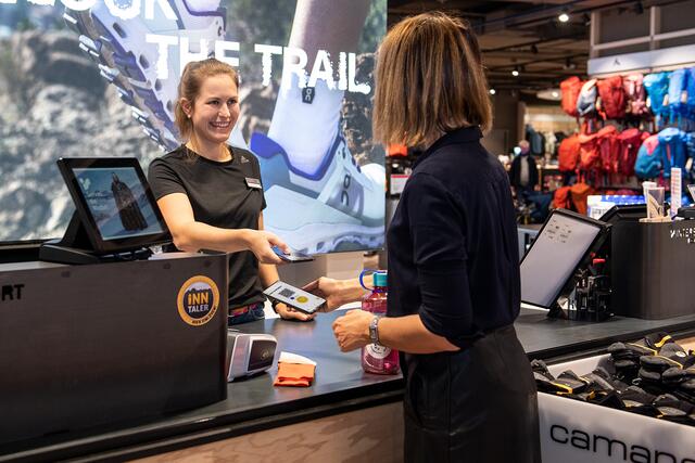 Der Inn-Taler ist die neue, kontaktlose Währung für Innsbruck und fälschungssichererer Nachfolger der Innenstadt-Geschenkmünze.  | Foto: Inn-Taler