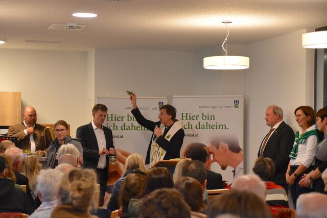Pfarrer Rainer Hangler segnete die Wohnalage.  | Foto: Barbara Fluckinger