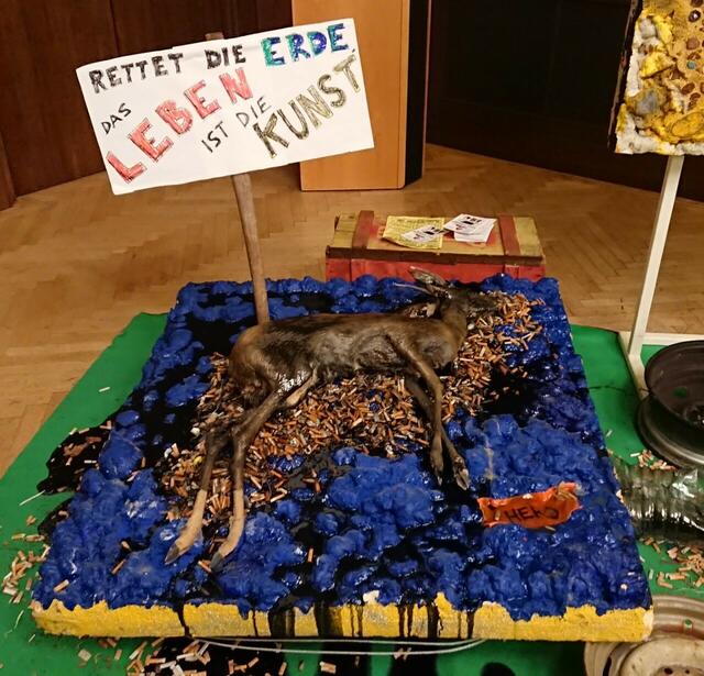 Das &lt;Kunstwerk wurde mit schwarzer Flüssigkeit überschütttet. | Foto: Heberling