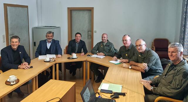 Die Bürgermeister Manfred Lenger, Gernot Lobnig und Günter Reichhold (v.l.) mit Militärkommandant Heinz Zöllner (3.v.r.) und Co. | Foto: BMLV/Deutsch