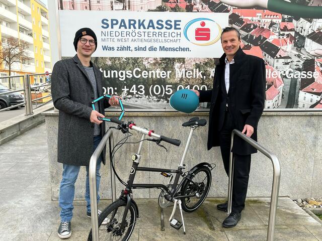 Eine neue Radanlegestelle in Melk: Johannes Haselsteiner und Andreas Pfeffer | Foto: Radlobby Melk