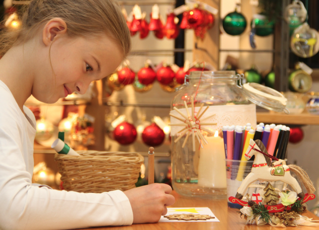 Stifte und Papier liegen schon bereit: Wer noch einen Brief ans Christkind schreiben möchte, ist herzlich in die Christkindl-Schreibstube des Steirischen Heimatwerkes eingeladen.  | Foto: VKStmk