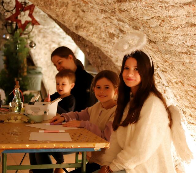 Viele Gästen kamen auch heuer wieder zum Bratwürstelsonntag in Fischlham. Ein Engerl unterstützte die vielen Kinder beim Brief an das Christkind. | Foto: Martin Kienesberger