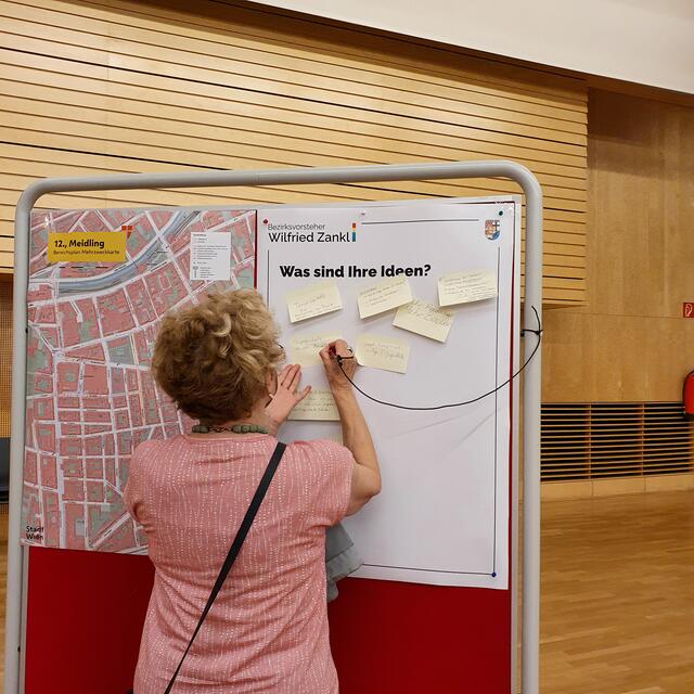 Die Meidlingerinnen und Meidlinger notierten ihre Ideen und Wünsche. | Foto: BV 12