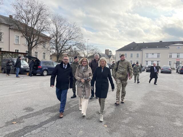 Bei der Bekanntgaben des Neubaus: Mistelbachs Bürgermeister Erich Stubenvoll, Landeshauptfrau Johanna Mikl-Leitner und Verteidigungsministerin Klaudia Tanner. | Foto: Seidl