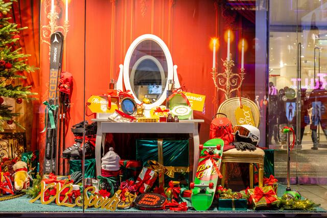 Das Geschäft verwandelt sich in ein Weihnachtsland.  | Foto: DIVISION4 Robert Fritz