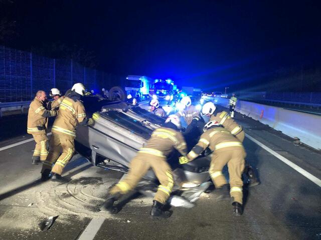 Unfall auf der A 10 Tauernautobahn. | Foto: FF Puch