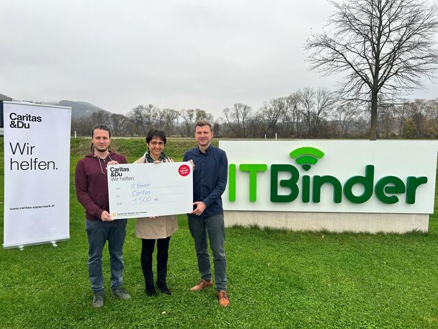 Michael Binder, Judith Schweighofer und Sebastian Binder mit der Weihnachtsspende von 1.500 Euro. | Foto: privat