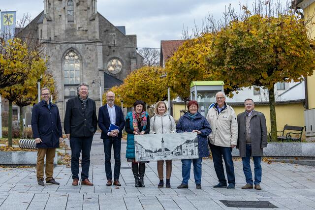  Entführen Besucher ins „historische Pregarten“ (von links): Bürgermeister Fritz Robeischl, Richard Maynau, Anton Scheuwimmer, Traudi Preslmayer, Helene Ruspeckhofer, Herta Hemmelmayr, Hubert Hofstadler und Leo Lengauer.
 | Foto: Erwin Pils