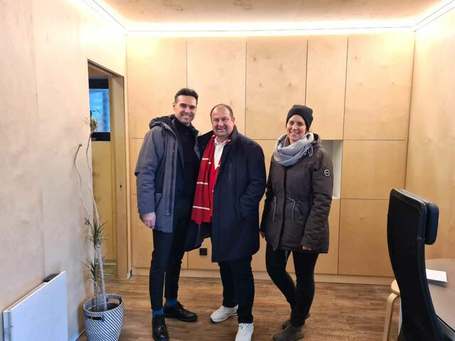 Im Tiny House beim Stadtwald (v.l.): Emil, Diaconu, Geschäftsführer der Social City Wien, Bezirksvorsteher Alexander Nikolai (SPÖ) und Projektleiterin Martina Forster der Social City Wien.
 | Foto: Social City Wien