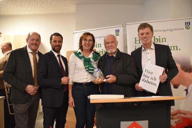 Am Mittwoch, den 30. November wurden die Schlüssel an den ersten Bewohner übergeben (2.v.r.). Das freute Bgm. Josef Ritzer, Landeshauptmann-Stellvertreter Georg Dornauer, GV Andrea Treffer und Walter Sojer (WE-GF) (v.l.).   | Foto: Barbara Fluckinger