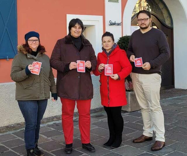Die SPÖ Aktiven um GR Sabrina Kriebernegg,  Stadträtin Barbara Spiz, GR Andrea Hartmann und Manuel Koller bei der Verteilaktion zur Sensibilisierung um das Thema Gewalt an Frauen vor dem Rathaus in Deutschlandsberg. | Foto: Kleindinst