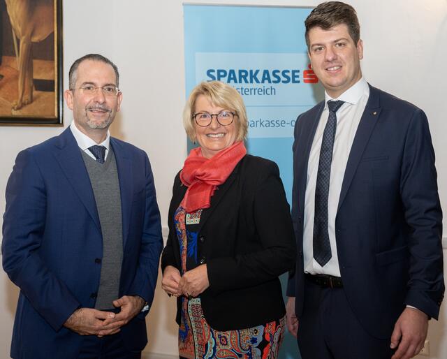 Von links: Teodoro D. Cocca, Bürgermeisterin Maria Pachner und Gerald Klinger (Regionaldirektor Privatkunden). | Foto: Sparkasse OÖ