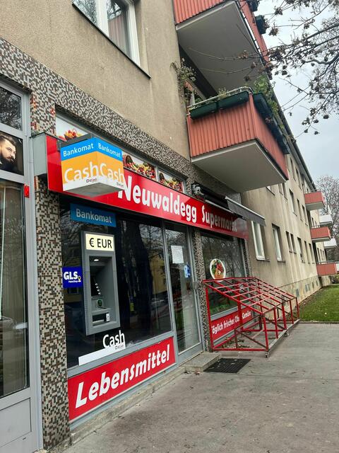 Seit 30. November geschlossen: Leere Regale vor dem Supermarkt Neuwaldegg in dert Alszeile 118. | Foto: Vural