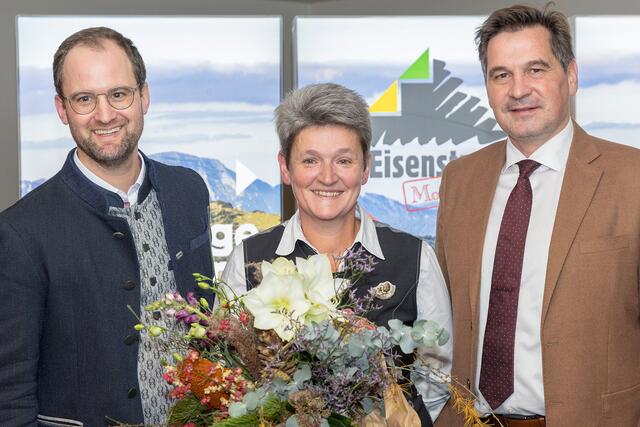 Emotionale Ehrung für die „Schwarze Gräfin“: Eisenstraße-Geschäftsführer Stefan Hackl, BioRegion Eisenstraße-Gründerin Poldi Adelsberger und Eisenstraße-Obmann Werner Krammer