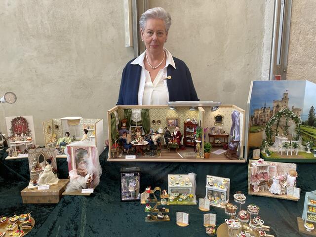 Kostbare Miniaturen 1:12 schafft Eva Niklas (0650/4252886) aus Krems