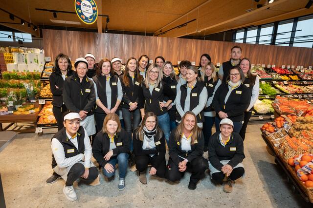 Das BILLA Team in Horitschon freut sich, seine Kundinnen und Kunden begrüßen zu dürfen. | Foto: BILLA / David Bohmann