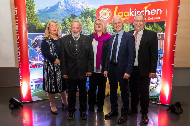 v.l.n.r.: Vizebürgermeisterin Christine Gabler, Franz Hufnagl, Vizebürgermeisterin Maria Ohler, Johann Treml, Bürgermeister Fritz Feichtinger. | Foto: Stadtgemeinde Laakirchen