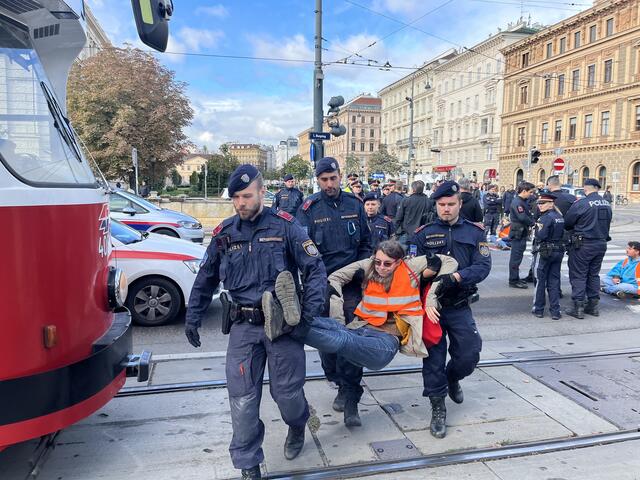 Klima-Proteste auf Wiens Straßen waren Thema des Weihnachtsbarometers. Nur zwölf Prozent befürworten die "Klebe-Aktionen" der Protestlerinnen und Protestler. (Archiv) | Foto: Letzte Generation AT