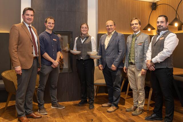 Wohlfühl-Atmosphäre in der Hafnerbar: Eisenstraße-Obmann Bürgermeister Werner Krammer, Christoph Bicker, Anna Bösendorfer, Leopold Bicker, Markus Bicker und Roman Bolschetz.