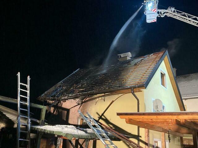 Die Feuerwehren mussten eine Drehleiter einsetzen. | Foto: FF/Horn