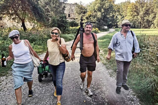 Christine Ruhsam, Renate Mayrhofer, Manfred Leeb und Harald Mayrhofer beim Dreh des Musikvideos zur Single „Donaustrand“. | Foto: Markus Bernreiter