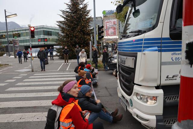 Die KlimaaktivistInnen klebten sich zwar nicht fest, formten jedoch auf der Amraser Straße eine Sitzblockade.  | Foto: BB Archiv/Zenz