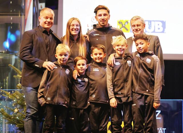 Von links: LASK-Präsident Siegmund Gruber, LASK-Kapitänin Katharina Mayr, LASK-Profi Robert Žulj und RLB OÖ-Generaldirektor Heinrich Schaller mit jungen Talenten aus dem LASK-Nachwuchs. | Foto: Lask