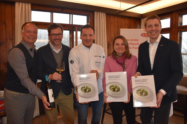 "Genuss trifft Gastlichkeit" (v.l.): Eugen Roth, Michael Hrobath, Markus Rath, Martina Roth und Philipp Gady freuen sich über das neue Kochbuch. | Foto: Waltraud Fischer