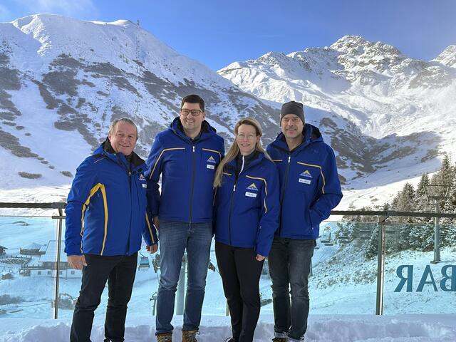 Georg Geiger (li.) übergab an das neue Führungsteam – bestehend aus seinem bisherigen Amtskollegen Stefan Mangott, Claudia Plangger und  Christof Schalber (v.re.). | Foto: Seilbahn Komperdell