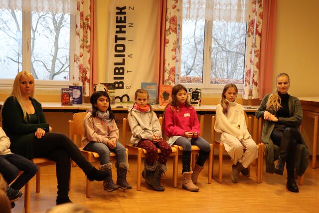 Aufmerksame Schüler mit den Lehrerinnen Susanne Eberle-Adam und Linda Wippel (v.l.) | Foto: Gerhard Langmann