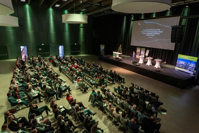 Rekordbesuch: Rund 300 touristische Stakeholder und Einheimische folgten der Einladung zum Tourismus-Dialog in den Congress Schladming. | Foto: Martin Huber