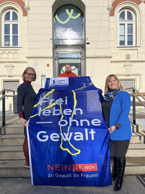 Penzings Bezirksvorsteherin Michaela Schüchner (SPÖ), ÖVP Bezirksrätin Ulrike Jezik-Osterbauer und Bezirksvorsteherin-Stellvertreterin Natascha Fussenegger (ÖVP) posierten für ein gemeinsames Foto.  | Foto: BV14