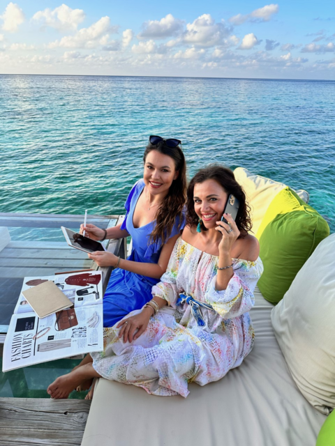 Romana Exenberger (li.) und Kati Pletzer-Ladurner feiern das fünfjährige Bestehen der Miss Alpin Wahlen auf den Malediven. | Foto: Miss Alpin