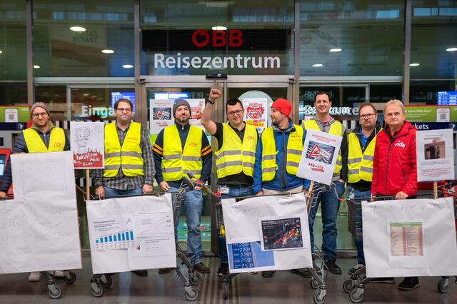 Streik legt den Zugverkehr auch in Tirol lahm. Zigtausende Pendlerinnen und Pendler in Tirol nutzen unter Woche den Zug, um in die Arbeit zu kommen. Am Montag mussten sie versuchen, auf andere Verkehrsmittel umzusteigen. | Foto: zeitungsfoto.at