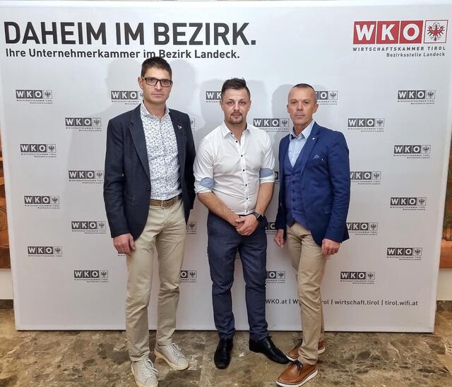 Mitarbeiter:innen fehlen! Die WK Funktionäre Michael Gitterle und Patrick Schwarz sowie Bezirksstellenleiter Otmar Ladner (v.l.) bringen es auf den Punkt. | Foto: WK Landeck