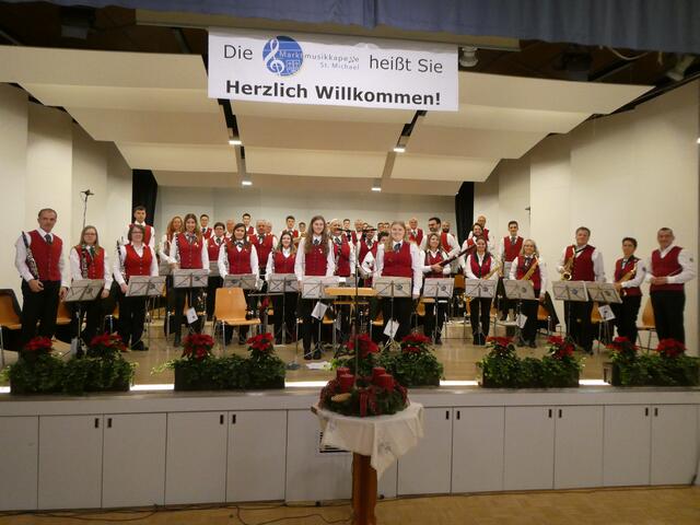Die Marktmusikkapelle St. Michael begeisterte mit ihrem "Konzert im Advent" die vielen Besucher.  | Foto: KK