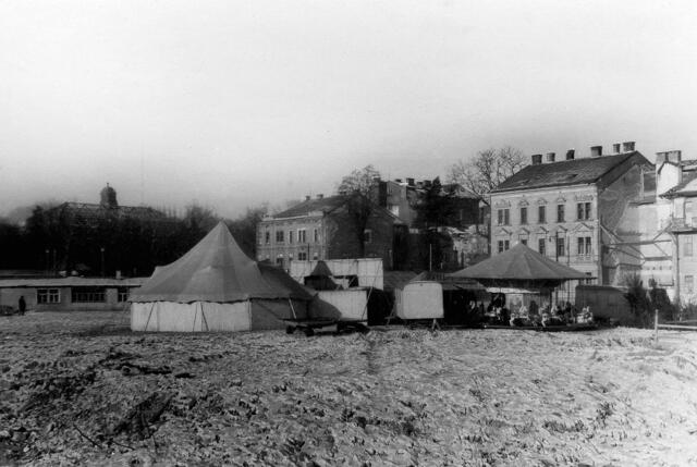 Als Ort wurde die Blumauerstraße gewählt, auf dem Gelände des völlig durch Bomben zerstörten Blindeninstituts. Heute steht dort das Musiktheater.  | Foto: Archiv der Stadt Linz