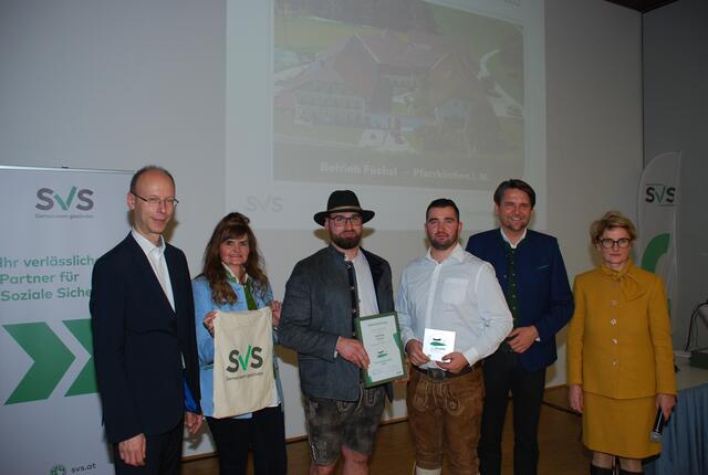 ´SVS-Generaldirektor Hans Aubauer, Karin Göweil (stv. Vorsitzende der SVS-Landesstelle)m Familie Füchsl, SVS-Obmann Peter Lehner und SVS-Landesstellenvorsitzende Christine Katzlberger-Laimer. | Foto: SVS