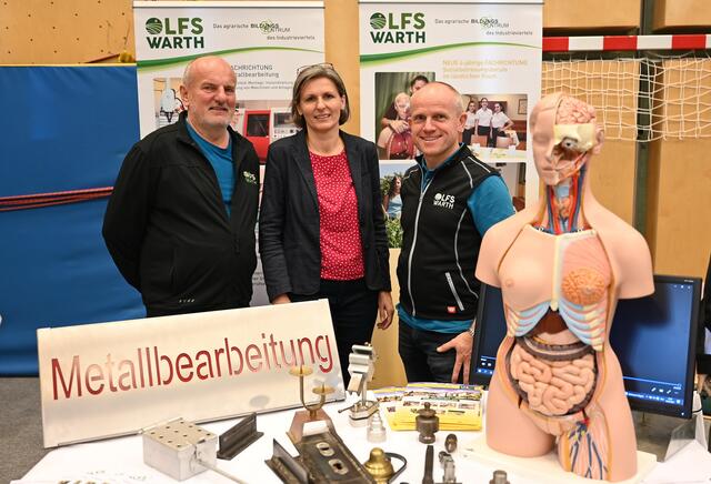 (v.l.n.r.) Abteilungsvorstand Hans Rigler, Abteilungsvorständin Martina Piribauer und Direktor Franz Aichinger präsentieren die Weiterbildungsmöglichkeiten an der LFS Warth  | Foto: Jürgen Mück