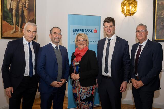 Von links: Herbert Walzhofer (Vorstandsdirektor Sparkasse OÖ), Teodoro D. Cocca, Bürgermeisterin Maria Pachner, Gerald Klinger (Regionaldirektor Privatkunden) und Hermann Fröller (Bereichsleiter Privatkunden OÖ West). | Foto: Sparkasse OÖ