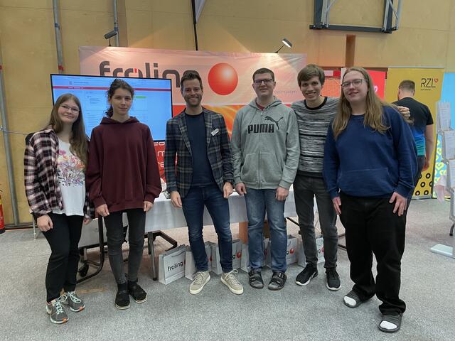 Interessierte Schüler am Messestand der Firma Fröling aus Grieskirchen. | Foto: BRS/Kirschner und Haslberger
